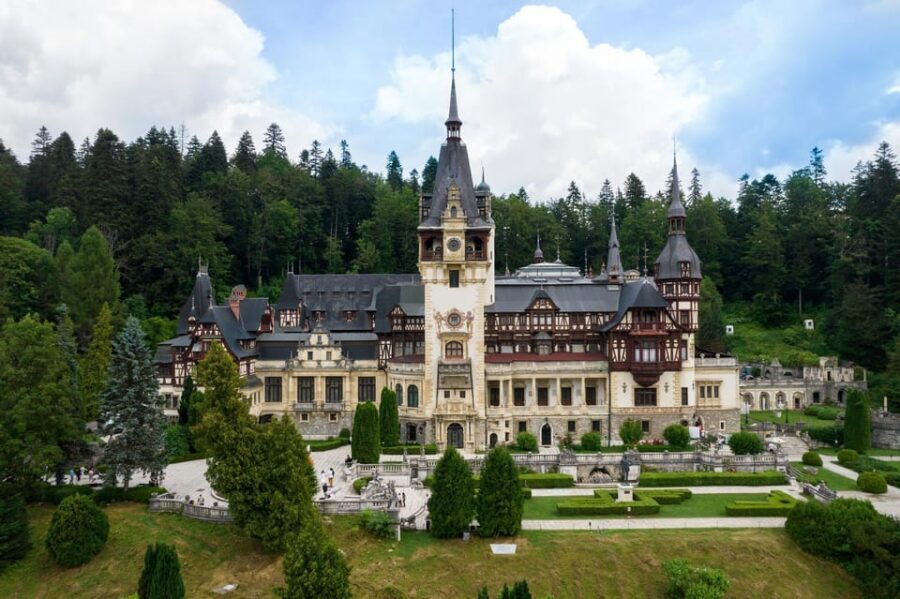 Minivan 8: Peles & Dracula's Castle and Brasov Full-Day Trip - Brașov Old Town Walking Tour and the Black Church Focus